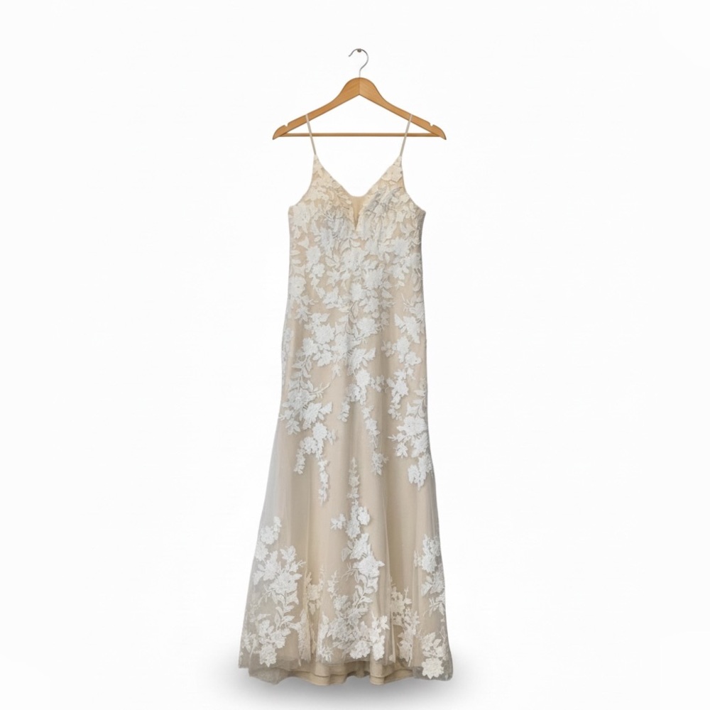 Wedding dress New without Tags No brand
Lace with sheath V-neck. Gorgeous! - Picture 1 of 10